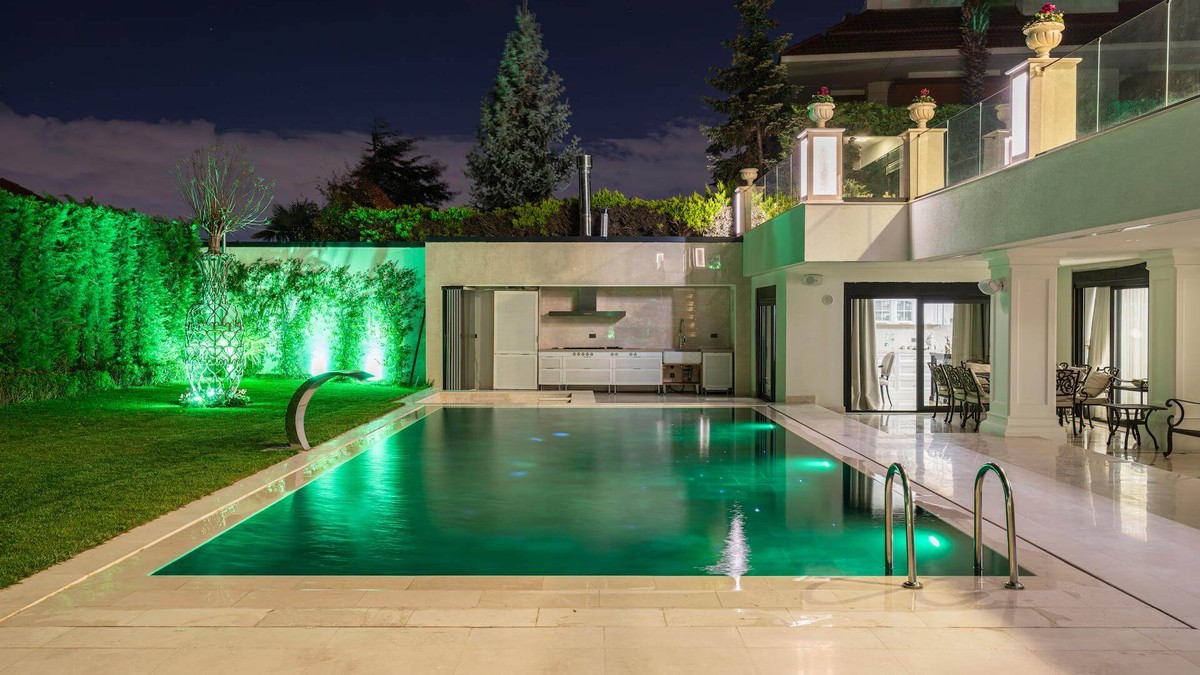 Luxury Swimming Pool